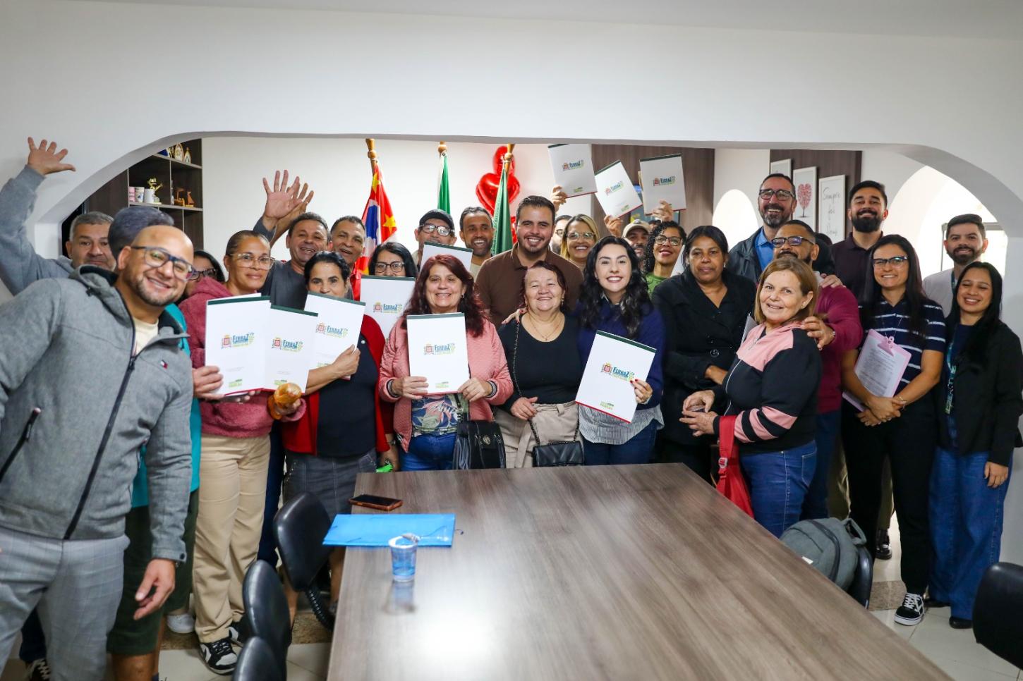 Ferraz entrega matrículas a 22 famílias do Sítio Paredão, bairro loteado em 1997