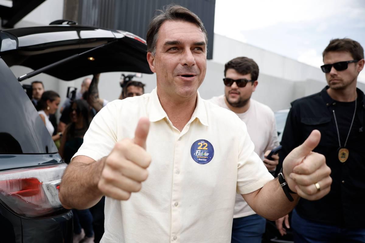 Flávio Bolsonaro se diz presidente eleito do Brasil em carta golpista divulgada por aliados