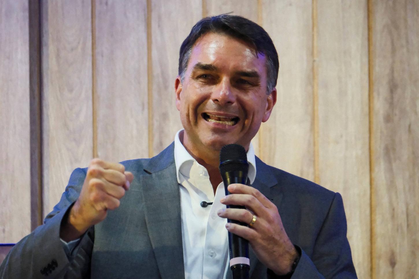 Folha aponta contradições no discurso econômico de Flávio sobre ajuste fiscal duro
