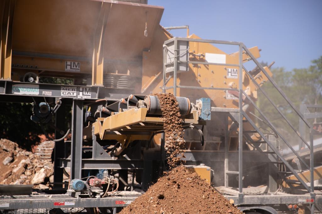 Guararema usa usina do Condemat+ para transformar entulho de obras em cascalho