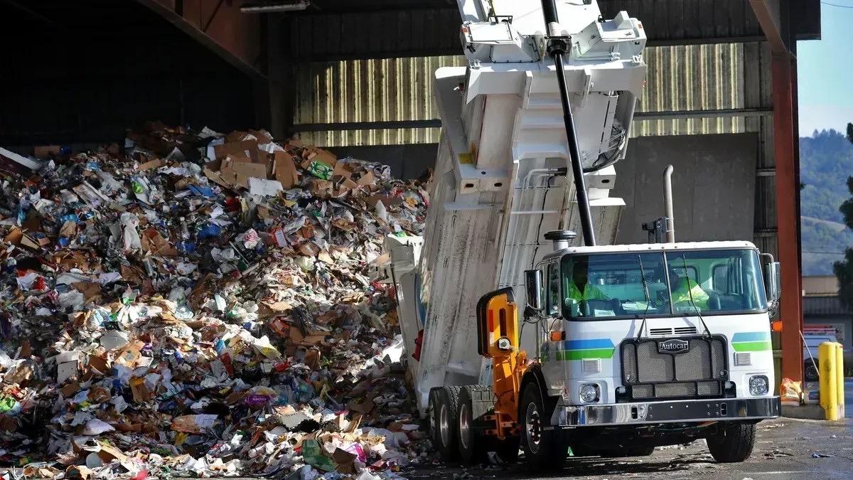 Homem fica preso por horas em caminhão de lixo nos EUA e é resgatado por bombeiros