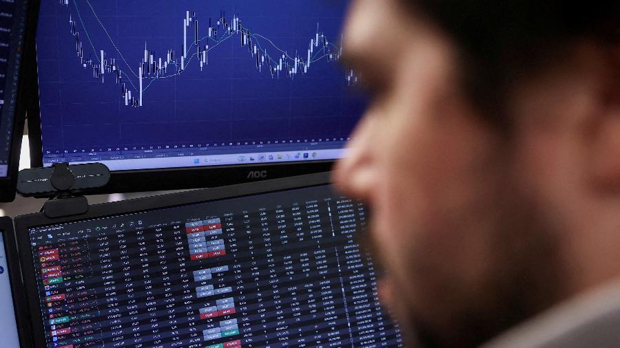 Ibovespa cai 9,88% em outubro e tem pior mês desde 2022; dólar encerrou em R$ 5,44