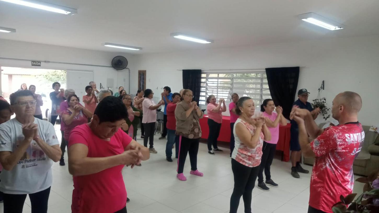 Idosos participam de atividades de dança e convivência no Jardim Eldorado, em Santa Isabel