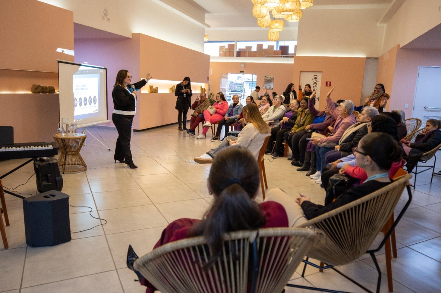 Itaquá oferece oficina gratuita de Canva com inteligência artificial para mulheres