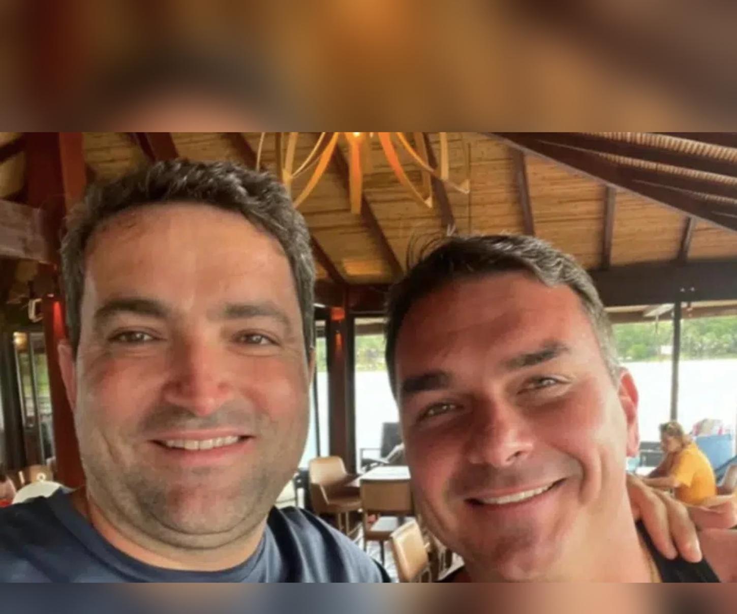 “O que acontece na sala 2601?”: buscas no Google ligadas a Flávio Bolsonaro explodem nas redes
