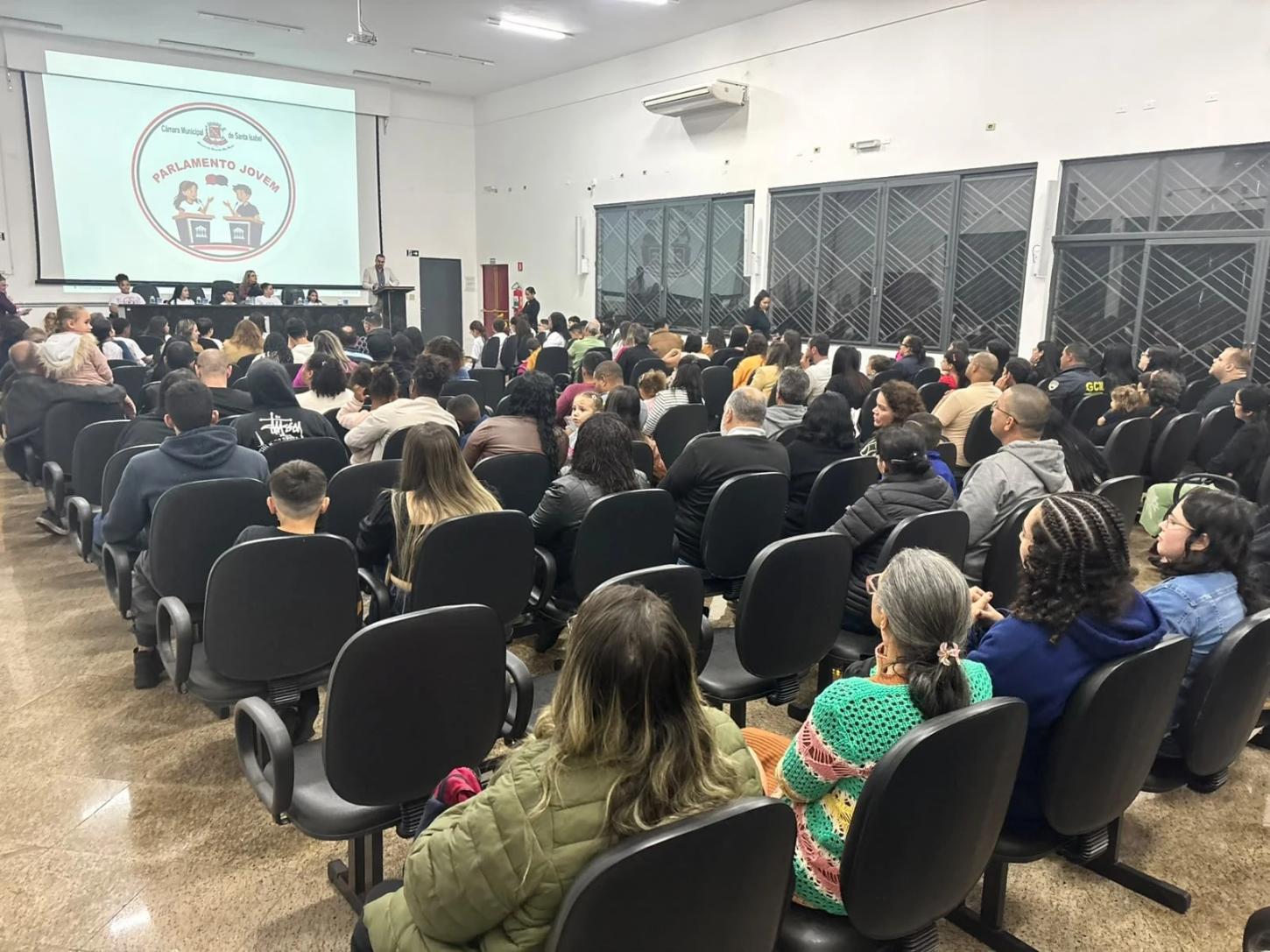 Parlamento Jovem de Santa Isabel empossou 15 estudantes de 11 escolas do município