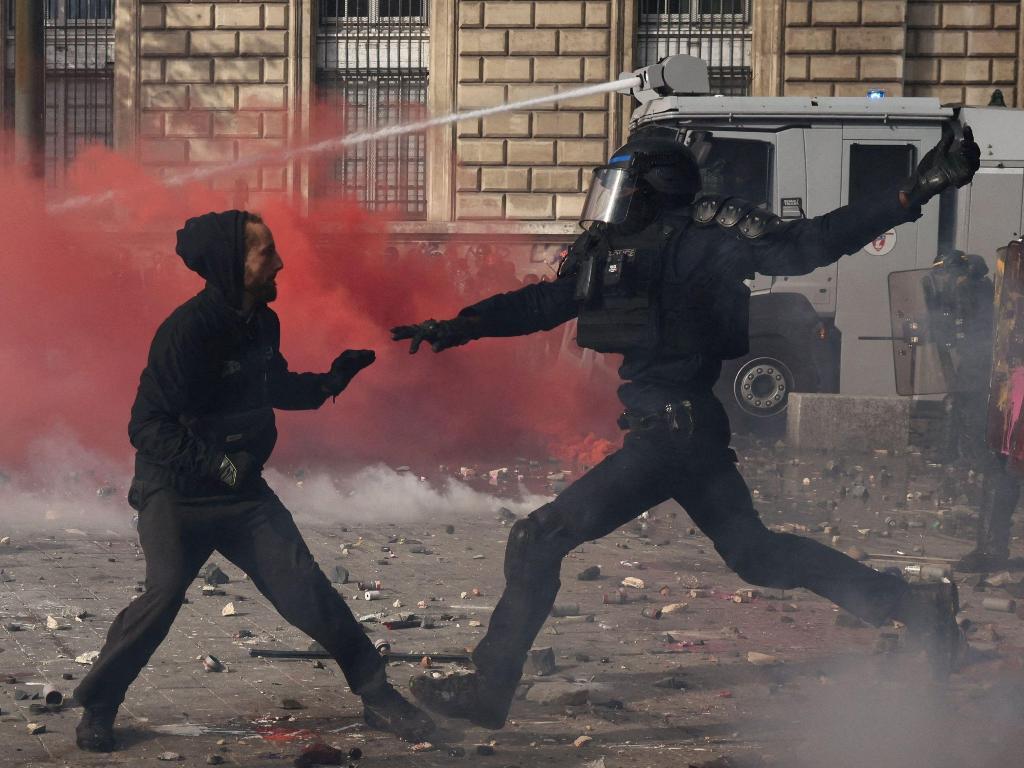 Protestos na França têm 400 detenções e manifestante que perdeu a mão em explosão