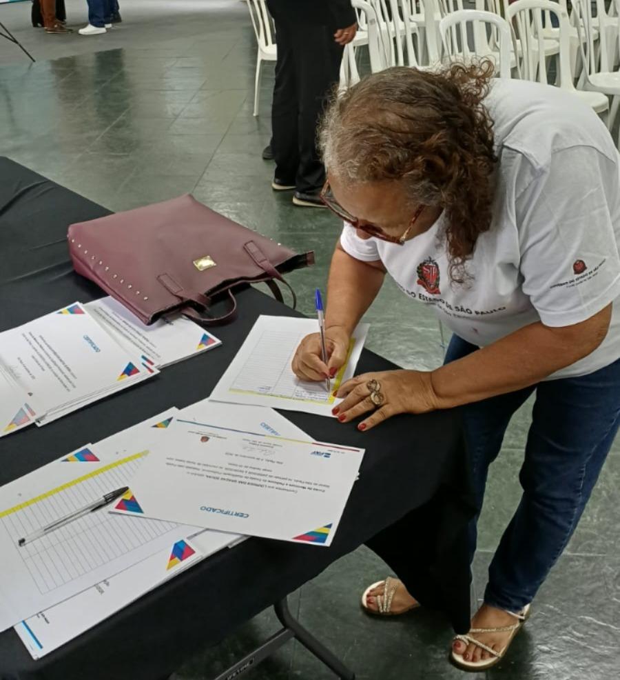 Santa Isabel certifica 87 alunos em cursos de beleza, tecnologia e mercado de trabalho