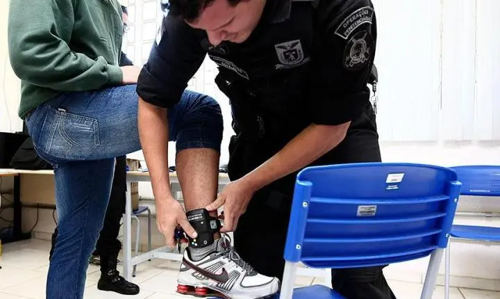 Agressor de mulher usará tornozeleira de imediato; lei já está em vigor  