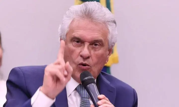 Caiado muda estratégia e passa a concentrar críticas em Flávio Bolsonaro