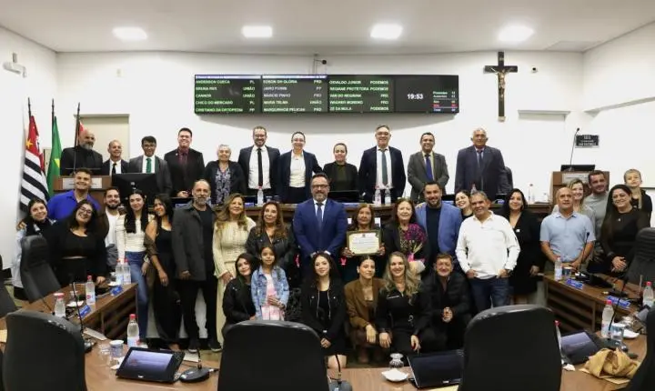 Câmara concede título de Cidadã Isabelense à Bispa Cida por trajetória comunitária
