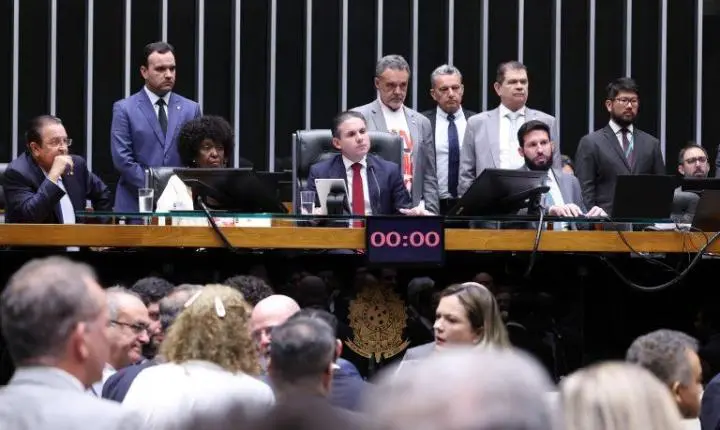Câmara dos Deputados aprova fim da escala 6x1; texto vai ao Senado