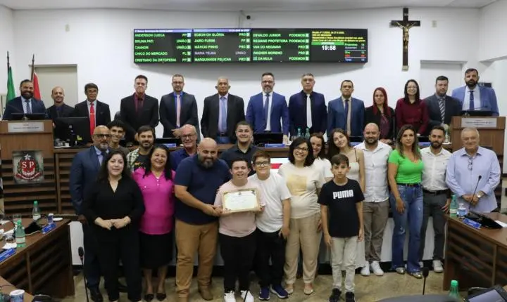 Câmara homenageia jovem por trajetória de inclusão no esporte