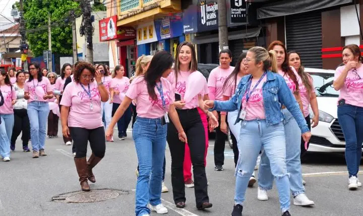 Caminhada em Santa Isabel reúne dezenas em alerta ao diagnóstico do câncer de mama