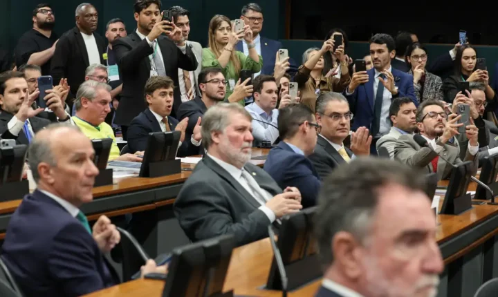 CCJ da Câmara aprova PEC que reduz maioridade penal para 16 anos