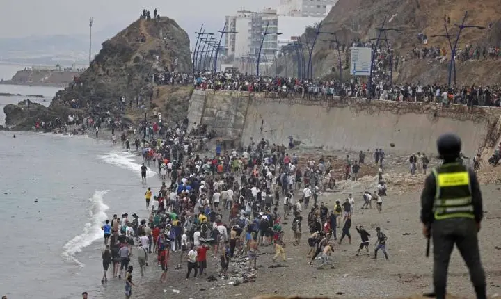 Cerca de 60 mil imigrantes do Marrocos entraram em Ceuta; Espanha reforça segurança da fronteira
