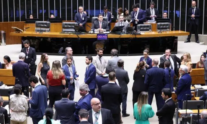 Congresso libera uso de emenda para dar trator, cesta básica e dinheiro a municípios nas eleições