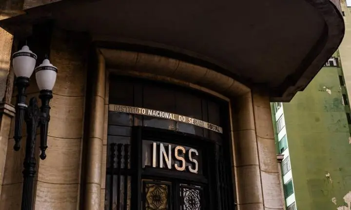 Familiares não devem sacar benefício do INSS após falecimento do segurado; o que fazer?