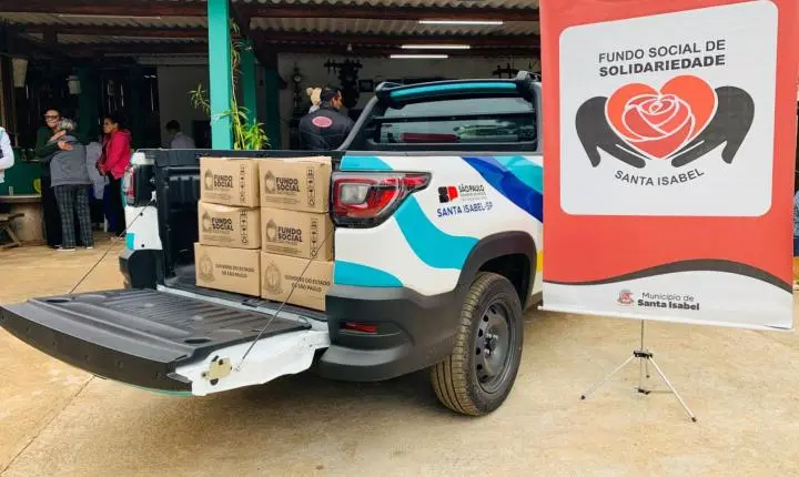Famílias de Santa Isabel recebem alimentos, cobertores e roupas de inverno