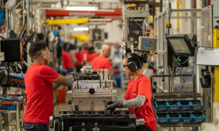 Faturamento da indústria avança 4,9% em fevereiro, aponta CNI