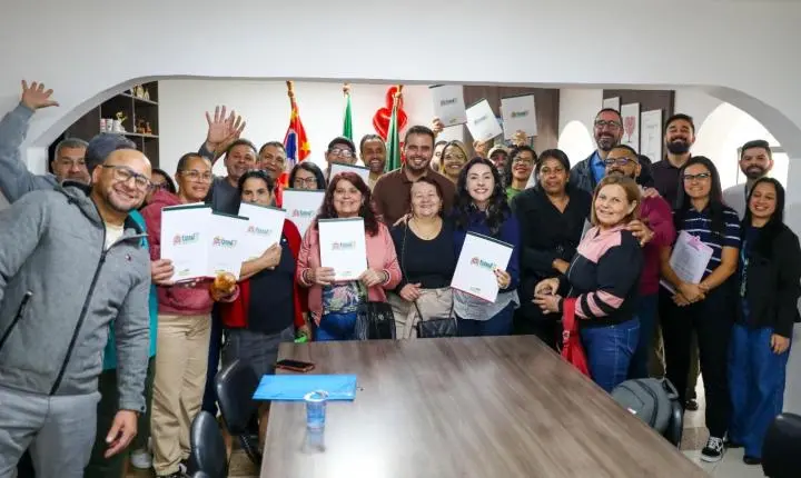 Ferraz entrega matrículas a 22 famílias do Sítio Paredão, bairro loteado em 1997