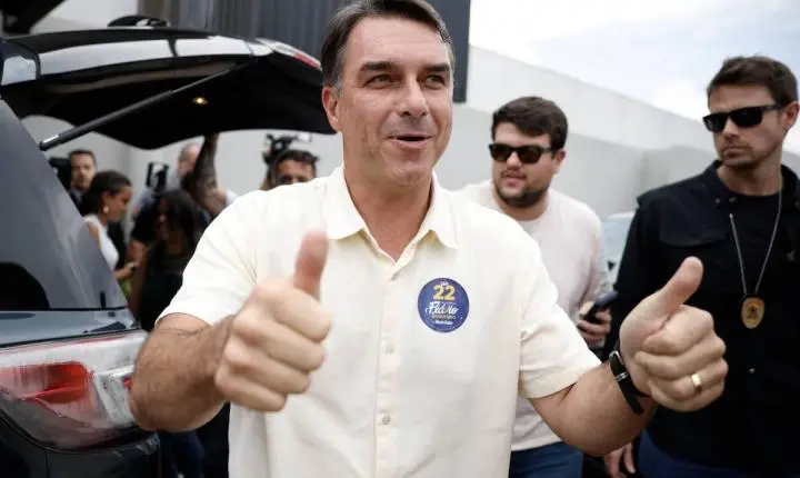 Flávio Bolsonaro se diz presidente eleito do Brasil em carta golpista divulgada por aliados