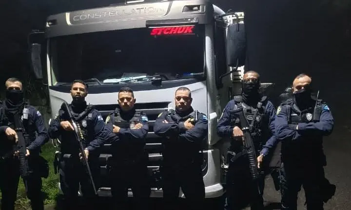 GCM de Arujá localiza caminhão roubado no Paraná e abandonado na Rua Calogero Rapé