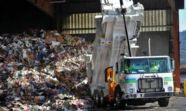 Homem fica preso por horas em caminhão de lixo nos EUA e é resgatado por bombeiros