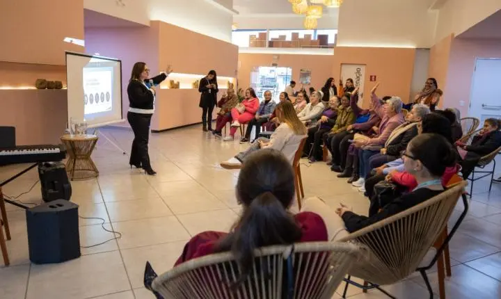 Itaquá oferece oficina gratuita de Canva com inteligência artificial para mulheres