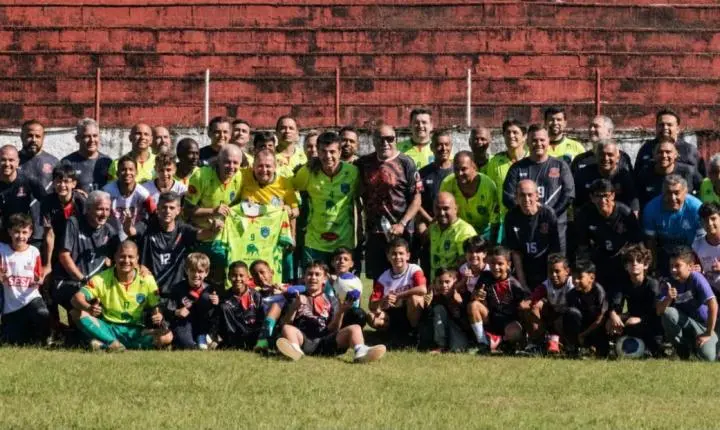 Jogo das Estrelas reúne ídolos do futebol em Santa Isabel