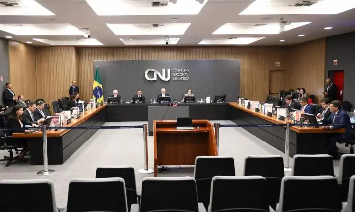 Juízes e procuradores flexibilizam férias para terem seis meses de folga por ano