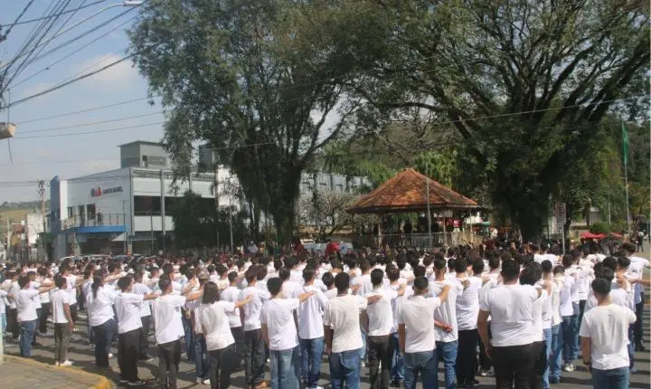 Juramento à Bandeira reúne 430 jovens na Praça da Bandeira em Santa Isabel