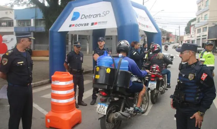 Motociclistas são alvo de ação educativa sobre segurança no trânsito em Santa Isabel