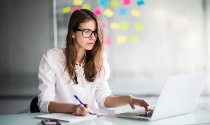 Mulheres avançam no emprego, mas ainda ganham menos no Brasil