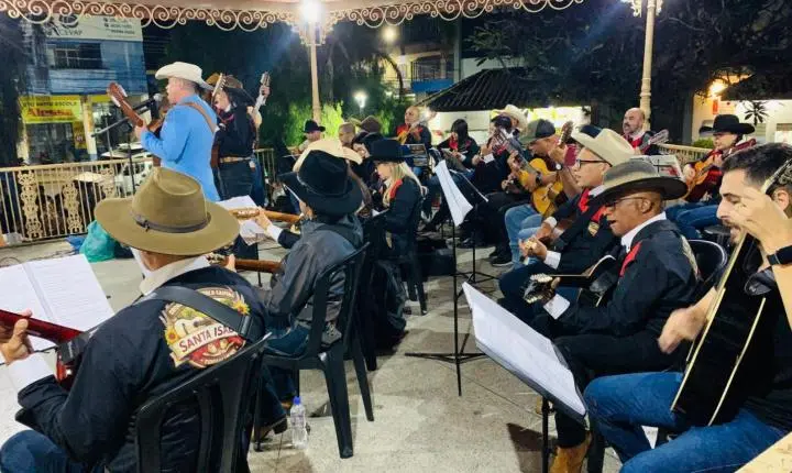 Orquestra de Viola leva música ao coreto da Praça da Bandeira