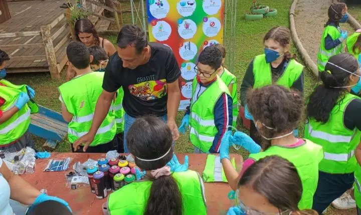 Projeto de grafite leva arte e oficinas a alunos de Santa Isabel