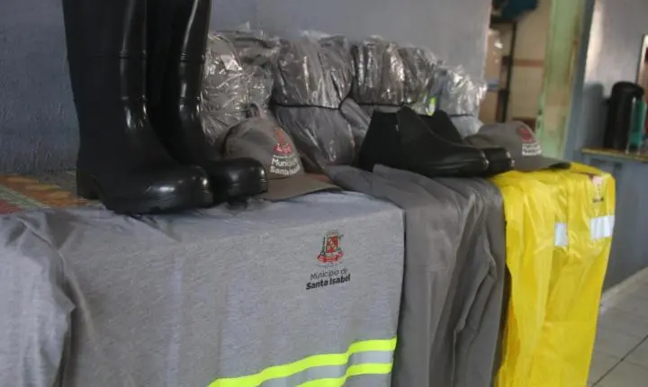 Santa Isabel entrega novos uniformes para equipes da infraestrutura e serviços