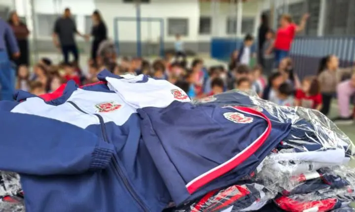 Santa Isabel entrega uniformes e garante igualdade e segurança aos alunos