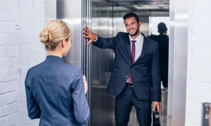 Segurar porta do elevador é gentil, mas psicólogos veem algo mais profundo