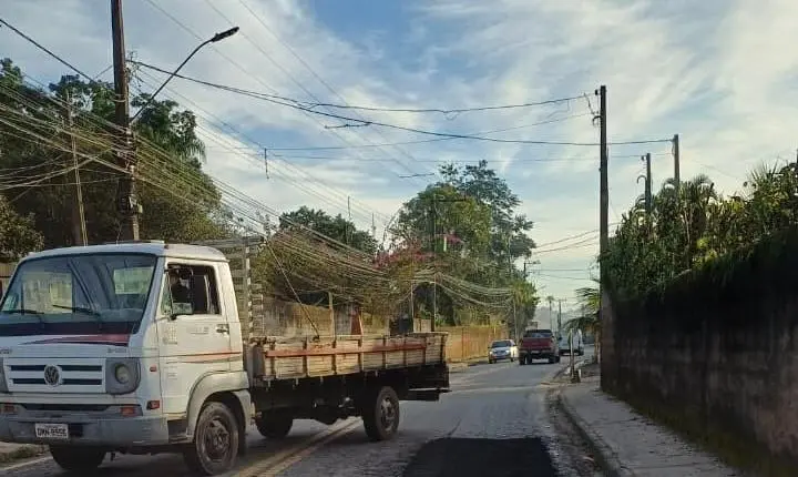 Tapa-buracos avança em bairros e exige atenção de motoristas em Santa Isabel