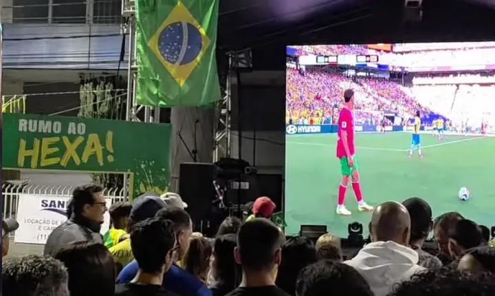 Telão na Praça da Bandeira reúne torcedores na estreia do Brasil em Santa Isabel 